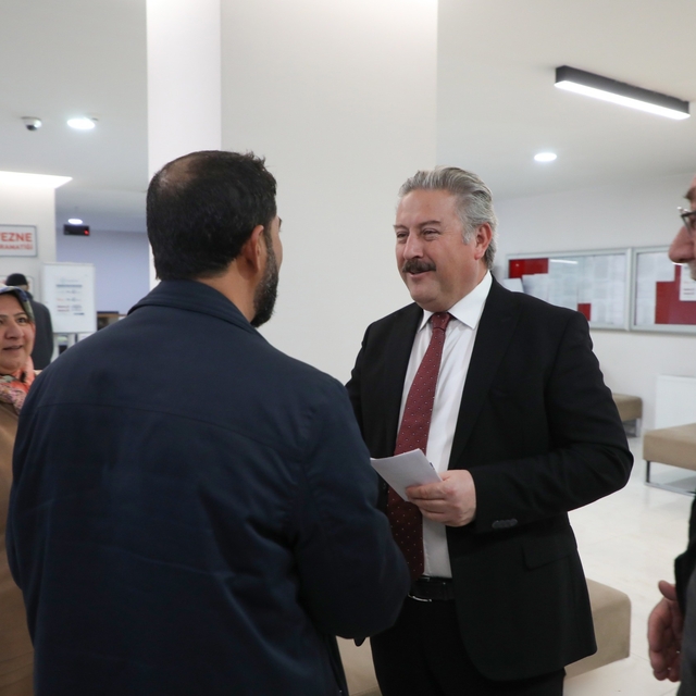 Başkan Palancıoğlu veznede emlak vergisini ödedi