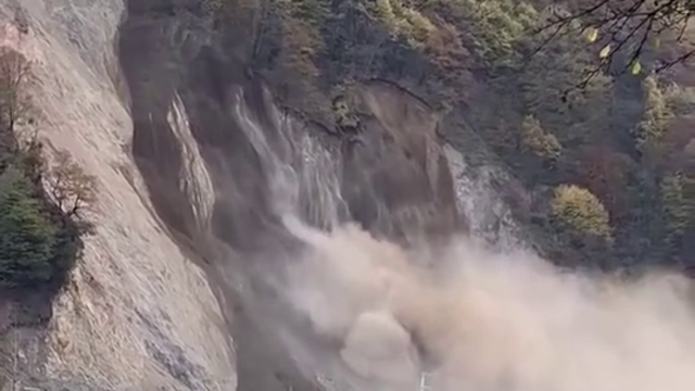 Düzce'de heyelan; otomobilin son anda kurtulduğu anlar kamerada