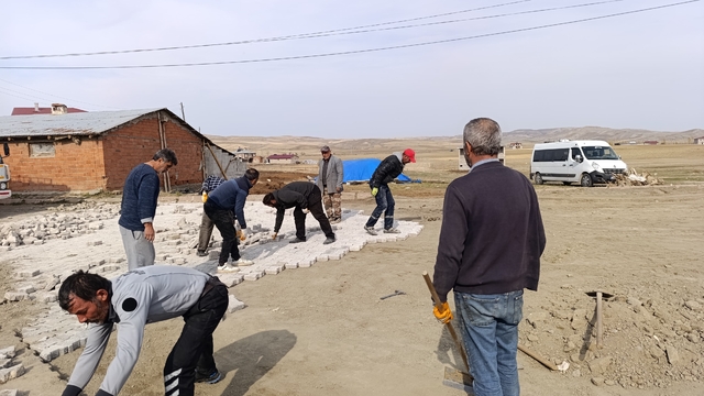 Ulaş'ta okul yoluna parke taşı döşendi
