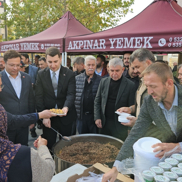 Sındırgı'da deprem sonrası toplumsal dayanışma
Kesilen kurbanlar ve pilav i...