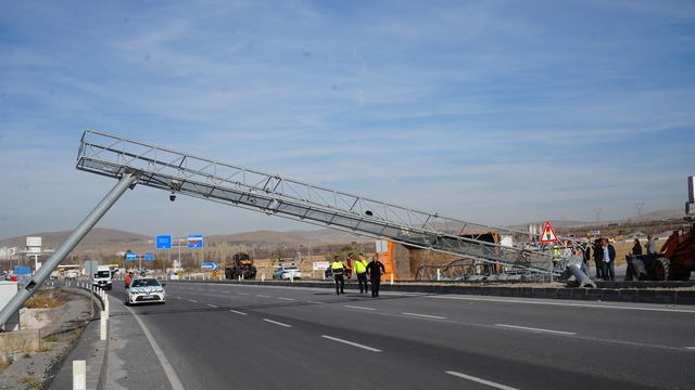 Damperi açılan kamyon EDS direğine çarparak devrildi