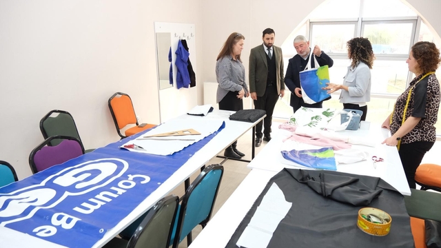 Çorum'da atık afişler kadın kursiyerlerin elinde çantaya dönüşüyor