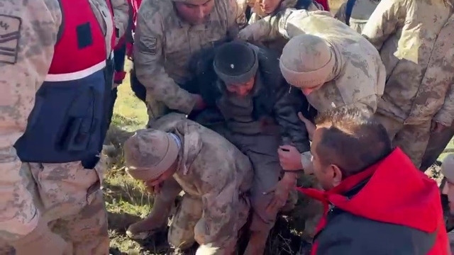 Kayıp çobanı Macera Off-Road Doğa Sporları ekibi buldu
Bitkin halde bulunan yaşlı çoban, jandarma ekiplerince sırtta taşınarak ambulansın bulunduğu bölgeye getirildi
Yaşlı çoban, Erzurum Şehir Hastanesi'nde tedavi altına alındı