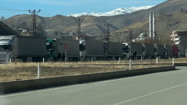 Esendere'de tır kuyruğu 2 kilometreyi buldu