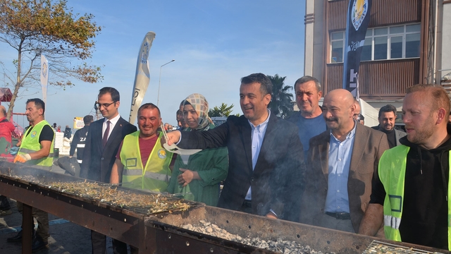 Samsun Yakakent'te Hamsi Festivali'ne yoğun ilgi: 2 saatte 3 ton hamsi tükendi