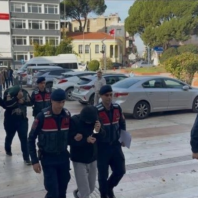 Beş kasa zeytin çaldılar, yakalandılar