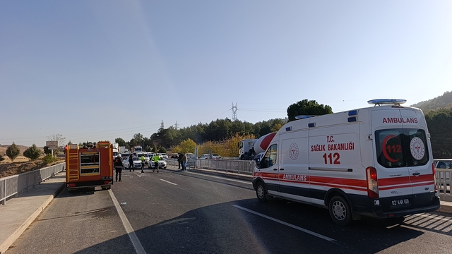 Adıyaman'da iki otomobilin çarpıştığı kazada 1'i ağır 3 kişi yaralandı