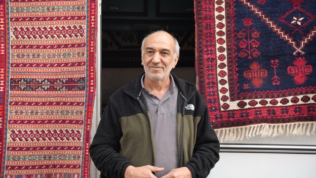 Sındırgı'da artçılar nedeniyle dükkanında çalışamayan halı ustası, işini karavana taşıdı