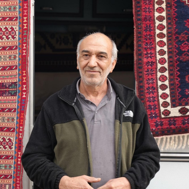 Sındırgı'da artçılar nedeniyle dükkanında çalışamayan halı ustası, işini ka...