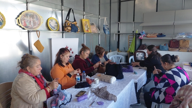 Samandağ'da kurulan atölyede kadınlar hem üretiyor hem sosyalleşiyor