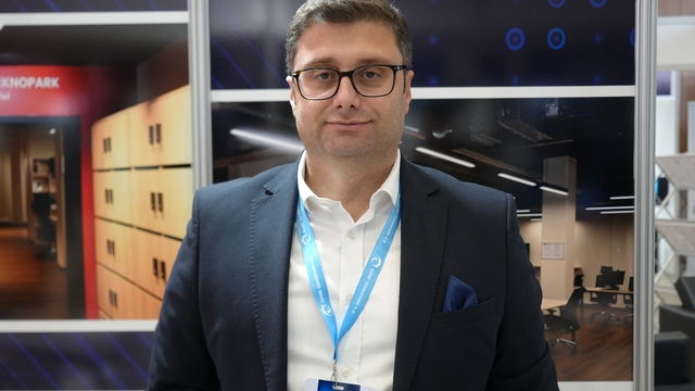 Profesörden yapay zekaya: "Çok fırın ekmek yemesi lazım"
Bilişim Fuarı'nda yapay zeka uyarısı
"Her şeyi ona sorarsanız aldığınız cevaplar bazen sizi ürkütebilir, bazen de sizi yanıltabilir"
GOSB, 25 firmayla fuara damga vurdu