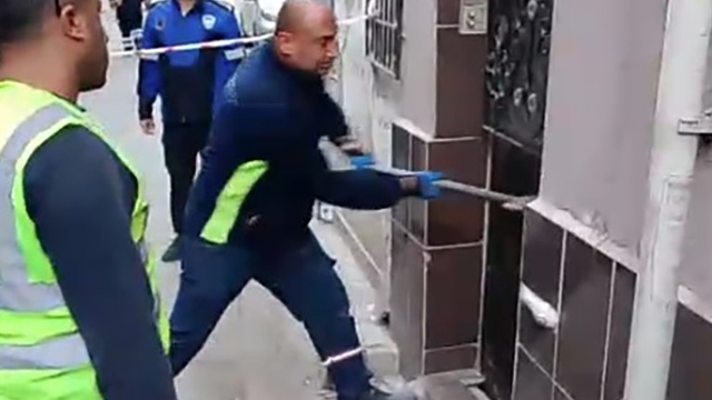 İzmir Büyükşehir ekipleri vatandaşın evine balyozla girdi
Onat Tüneli inşasında hasar gören binanın tahliyesinde gerginlik