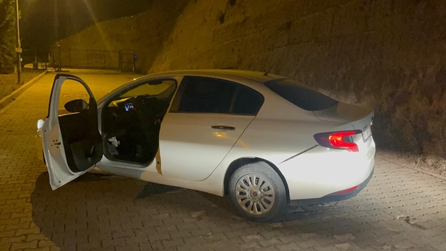 Polis memurunu yaralayan şahıs yakalandı
Öldürmeye teşebbüs suçundan aranan şahıs polisten kaçtı: 90 bin TL para cezası yedi