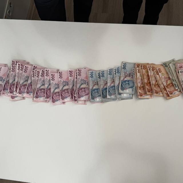 Esnaftan para toplayan dilencinin üzerinden 9 bin TL çıktı