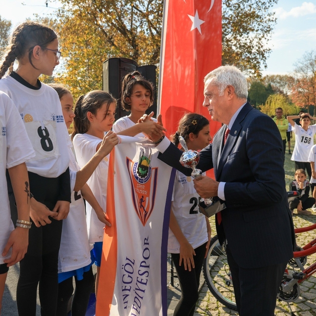 Bursa'da kros yarışı nefes kesti
17. Başöğretmen Atatürk Kros Yarışması'nda...