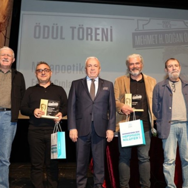 ETÜ öğretim üyesi Prof. Dr. Murat Kacıroğlu'na edebiyat eleştirisi ödülü