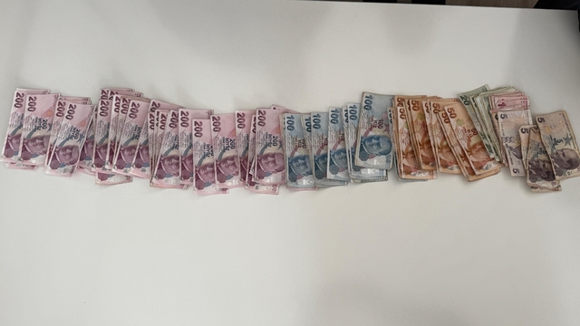 Esnaftan para toplayan dilencinin üzerinden 9 bin TL çıktı