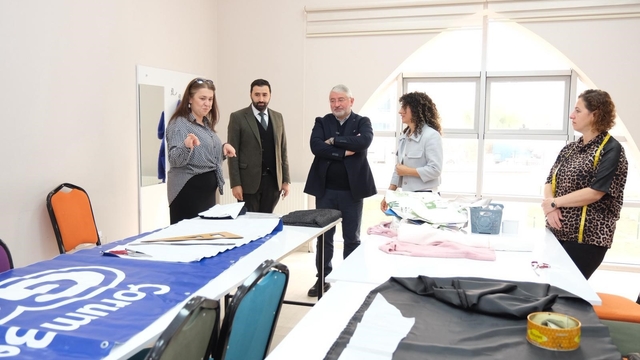 Kadınlar afişleri şık çantalara dönüştürüyor