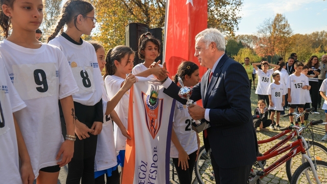 Bursa'da kros yarışı nefes kesti
17. Başöğretmen Atatürk Kros Yarışması'nda, 257 sporcu kıyasıya mücadele etti