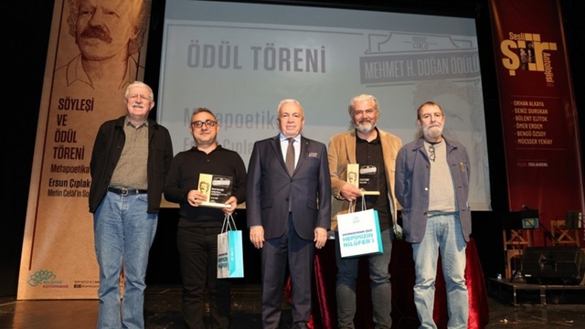 ETÜ öğretim üyesi Prof. Dr. Murat Kacıroğlu'na edebiyat eleştirisi ödülü