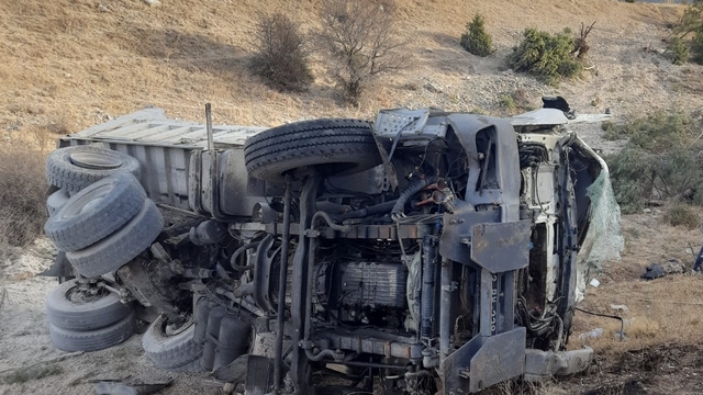 Konya'da şarampole devrilen kamyon sürücüsü yaşamını yitirdi