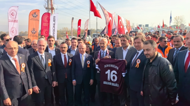 Bakan Uraloğlu: "Öümüzdeki yıl Bursa'mıza yüksek hızlı trenle seyahat edeceğiz"
İnegöl Ağaç İşleri Kavşağı'nda yapımı tamamlanan yeni köprülü kavşak hizmete açıldı