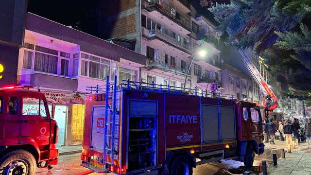 Ordu'da çatı katı yangını: 5 kişi asansörlü araçla tahliye edildi
