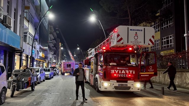 Ordu'da apartmanın çatısında çıkan yangında 5 kişi dumandan etkilendi