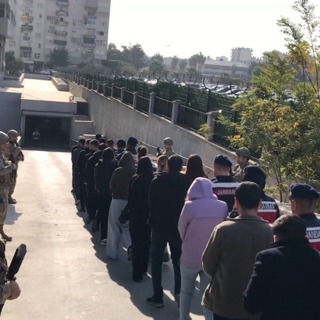 Mersin'deki kara para aklama ve yasadışı bahis operasyonu:4'ü hakem 32 şüph...