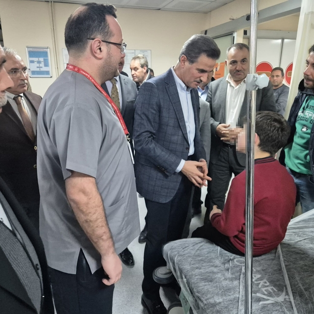 Vali Baruş, zehirlenme şüphesiyle hastaneye kaldırılan öğrencileri ziyaret...