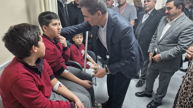 Gümüşhane'de pansiyona dışarıdan getirdikleri pideyi yiyen 29 öğrenci, zehirlenme şüphesiyle hastaneye kaldırıldı (2)