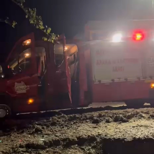 Su kuyusuna düşen çakalı itfaiye ekipleri kurtardı