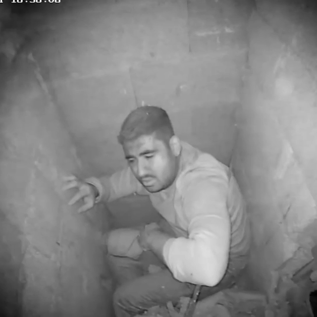 Kablo çekerken düştüğü havalandırma boşluğundan, duvar kırılarak kurtarıldı