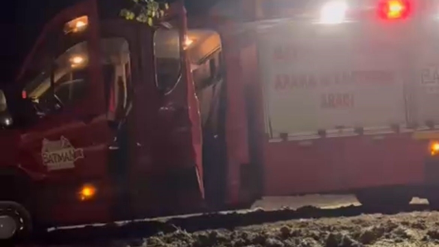 Su kuyusuna düşen çakalı itfaiye ekipleri kurtardı