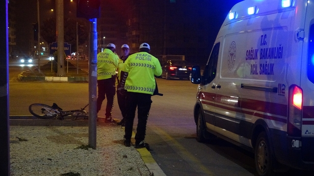 Kilis'te otomobille çarpışan bisikletli ağır yaralandı