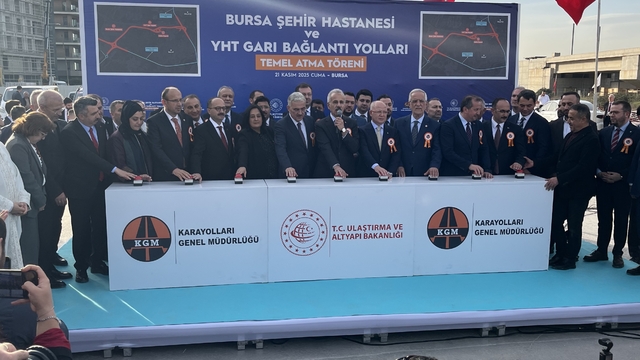 Bursa Şehir Hastanesi ve YHT Garı bağlantı yollarının temeli atıldı
Bakan Uraloğlu: "Şehir içerisindeki yolların yapımı belediyelere ait, ancak bu noktada bir irade olmadığı gördüğümüz için biz harekete geçtik"
Bursa'ya 23 yılda 272 milyarlık ulaştırma yatırımı