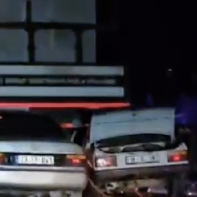 Çorum'da iki otomobil park halindeki vince çarptı: 1 ölü, 1 yaralı