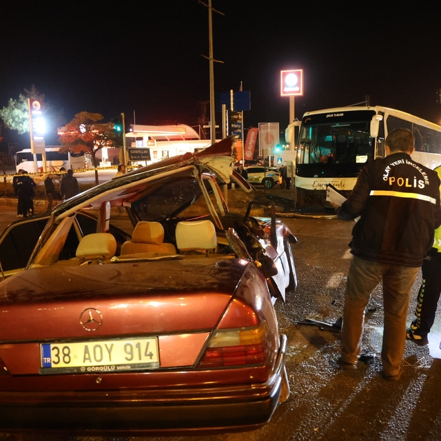 Nevşehir'de turistleri taşıyan otobüs ile otomobil çarpıştı: 2 ölü, 3 yaral...