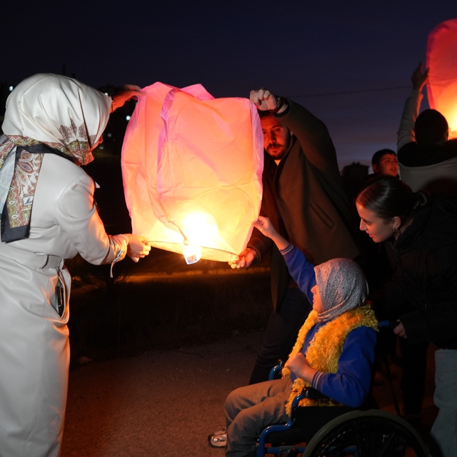 Bayburt'ta özel öğrenciler eşit ve adil bir dünya için dilek fenerlerini gö...