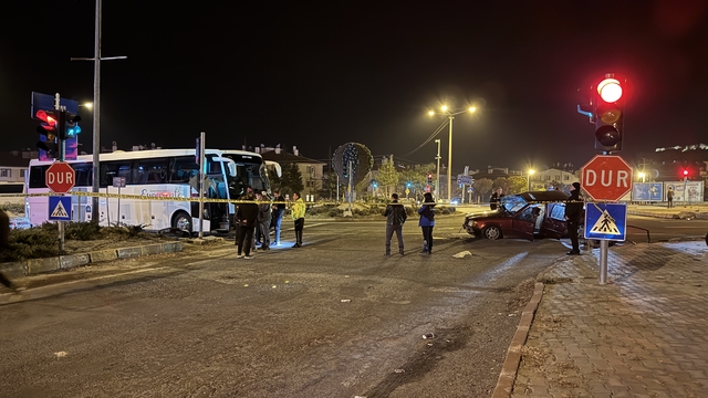 Nevşehir'de tur otobüsü ile çarpışan otomobilde 2 kişi öldü, 3 kişi yaralandı