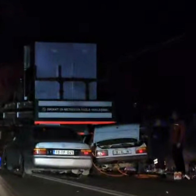 Çorum'da park halindeki vince, peş peşe iki otomobil çarptı: 1 ölü, 1 yaral...