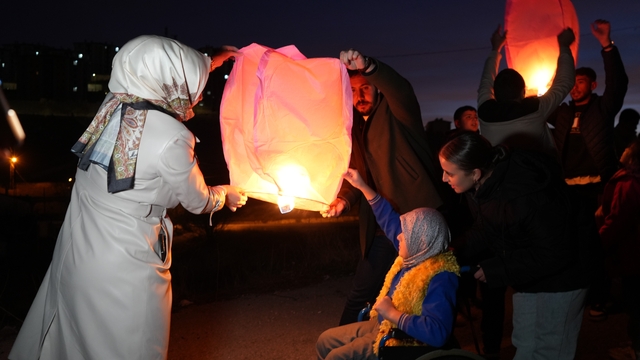 Bayburt'ta özel öğrenciler eşit ve adil bir dünya için dilek fenerlerini gökyüzüne bıraktı
