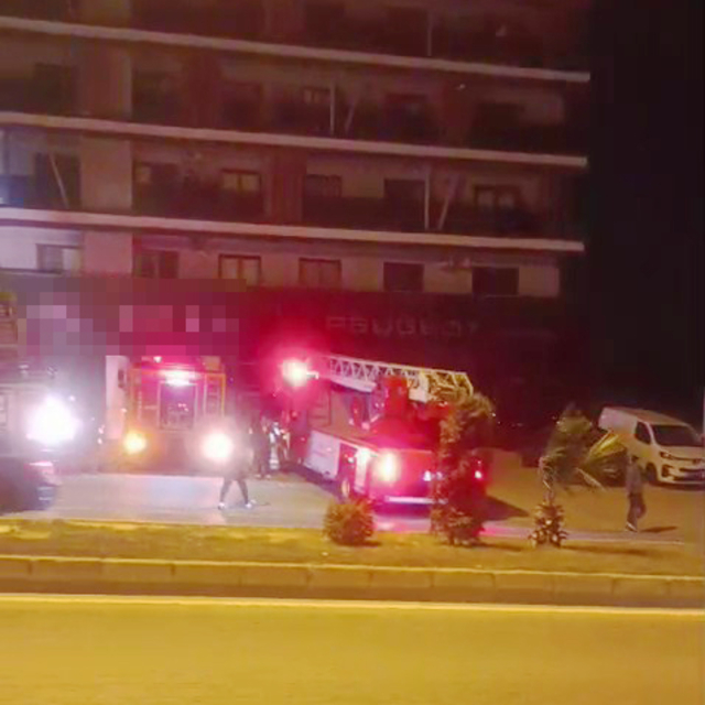 Apartmanın altındaki oto galeri yandı; binadan kaçmaya çalışan 2 kişi öldü,...