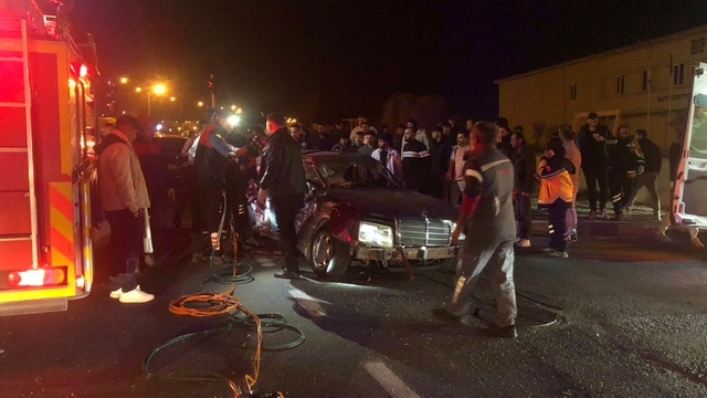 Nevşehir'de tur otobüsü ile otomobil çarpıştı: 2 ölü, 3 yaralı