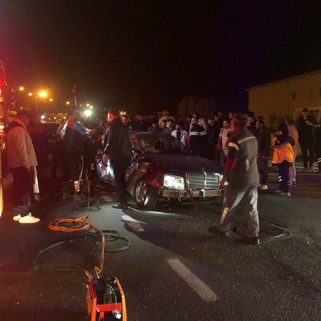 Nevşehir'de tur otobüsü ile otomobil çarpıştı: 2 ölü, 3 yaralı