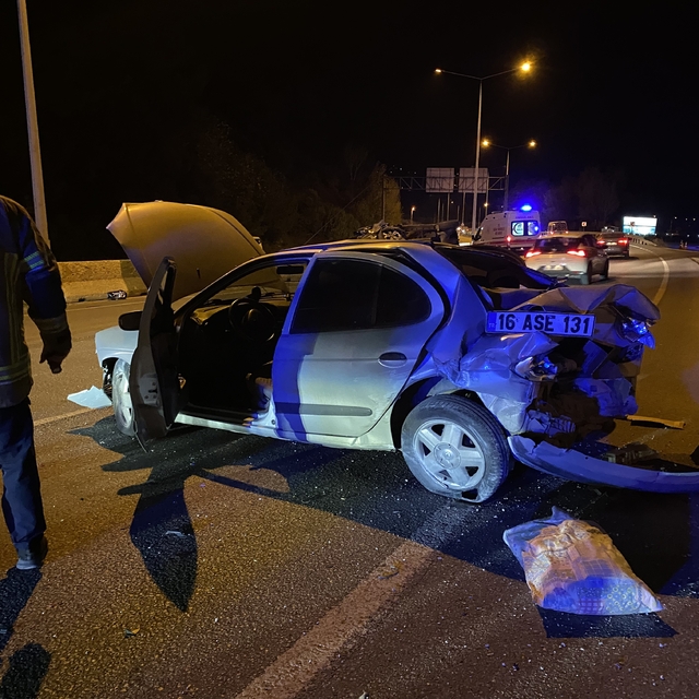 Bursa'da feci kaza: Bariyere çarpıp takla attı, 2 yaralı