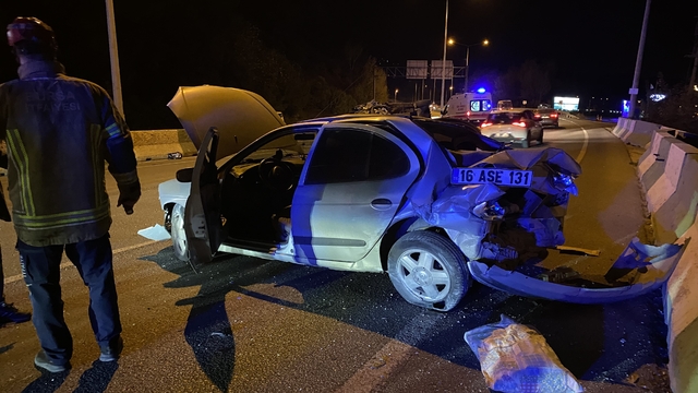 Bursa'da feci kaza: Bariyere çarpıp takla attı, 2 yaralı