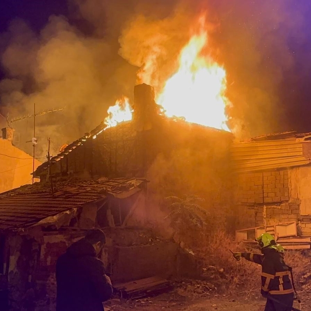 Çankırı'da ev yangını: İki ev alevlere teslim oldu