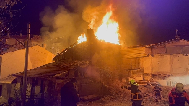 Çankırı'da ev yangını: İki ev alevlere teslim oldu