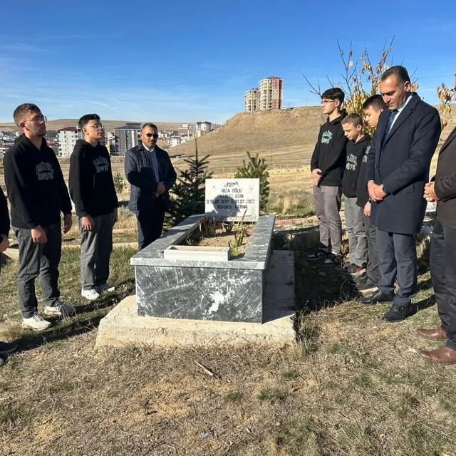 Bayburt'ta vefat eden öğretmenler mezarları başında dualarla anıldı